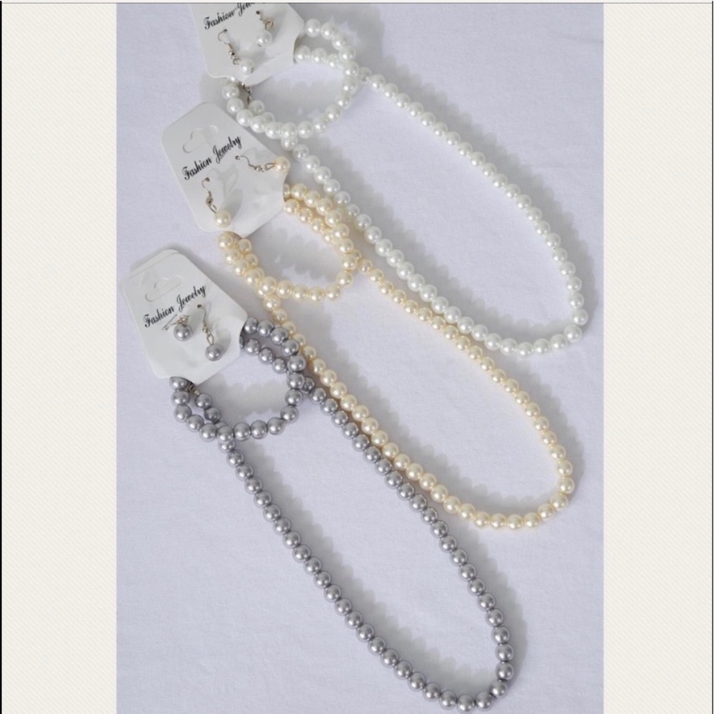 NWT beautiful necklace, bracelet and earring set